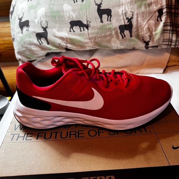 Nike Revolution shoes - Picture 4 of 5